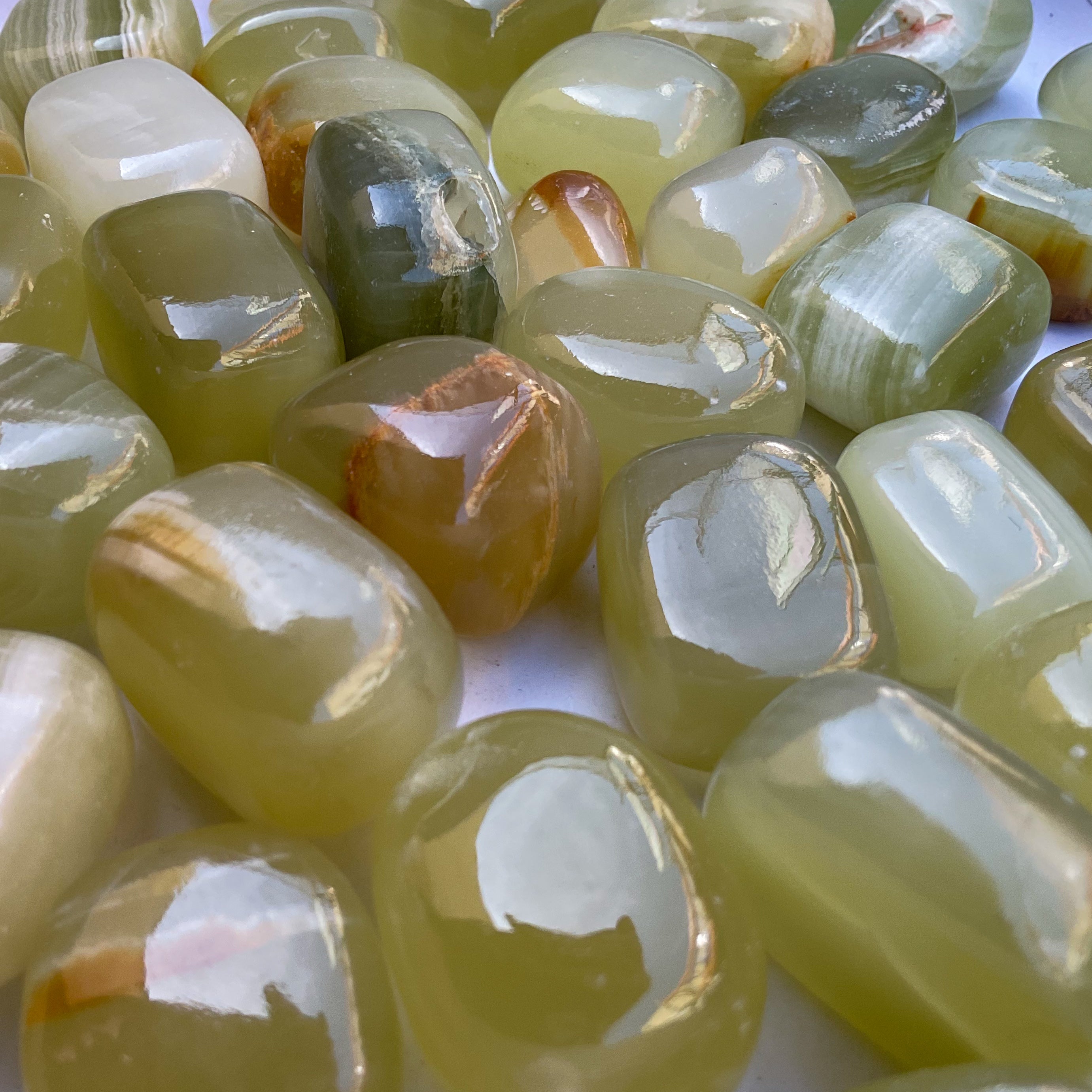Wholesale tumbled stones bulk lot in green onyx